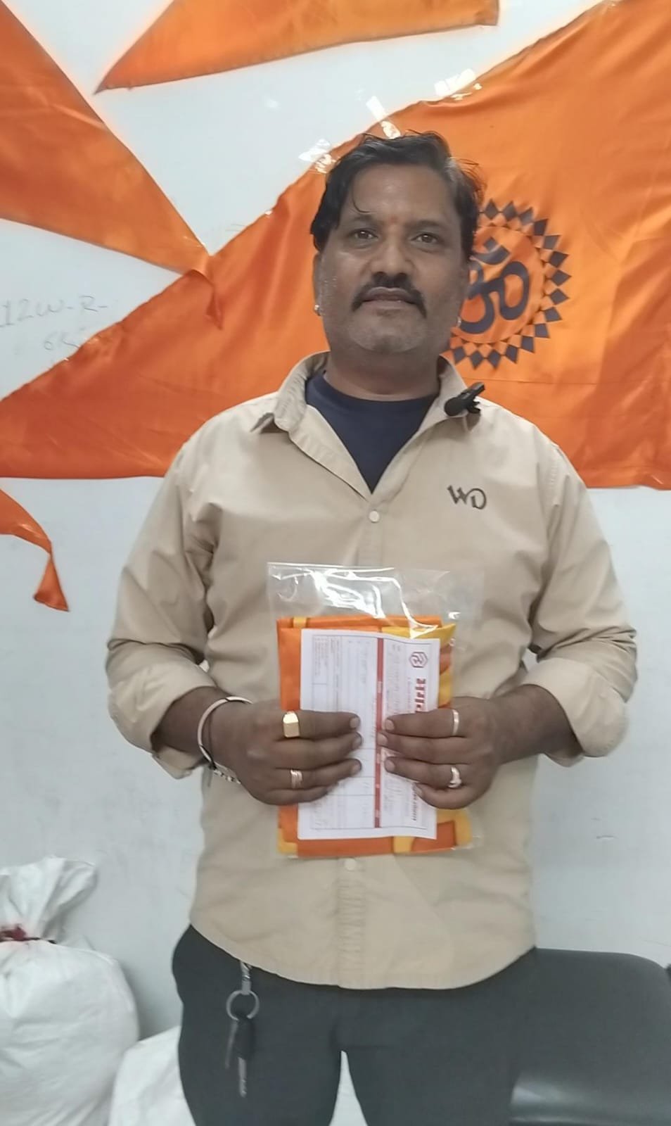 हमारे सम्मानीय भगवा धारी